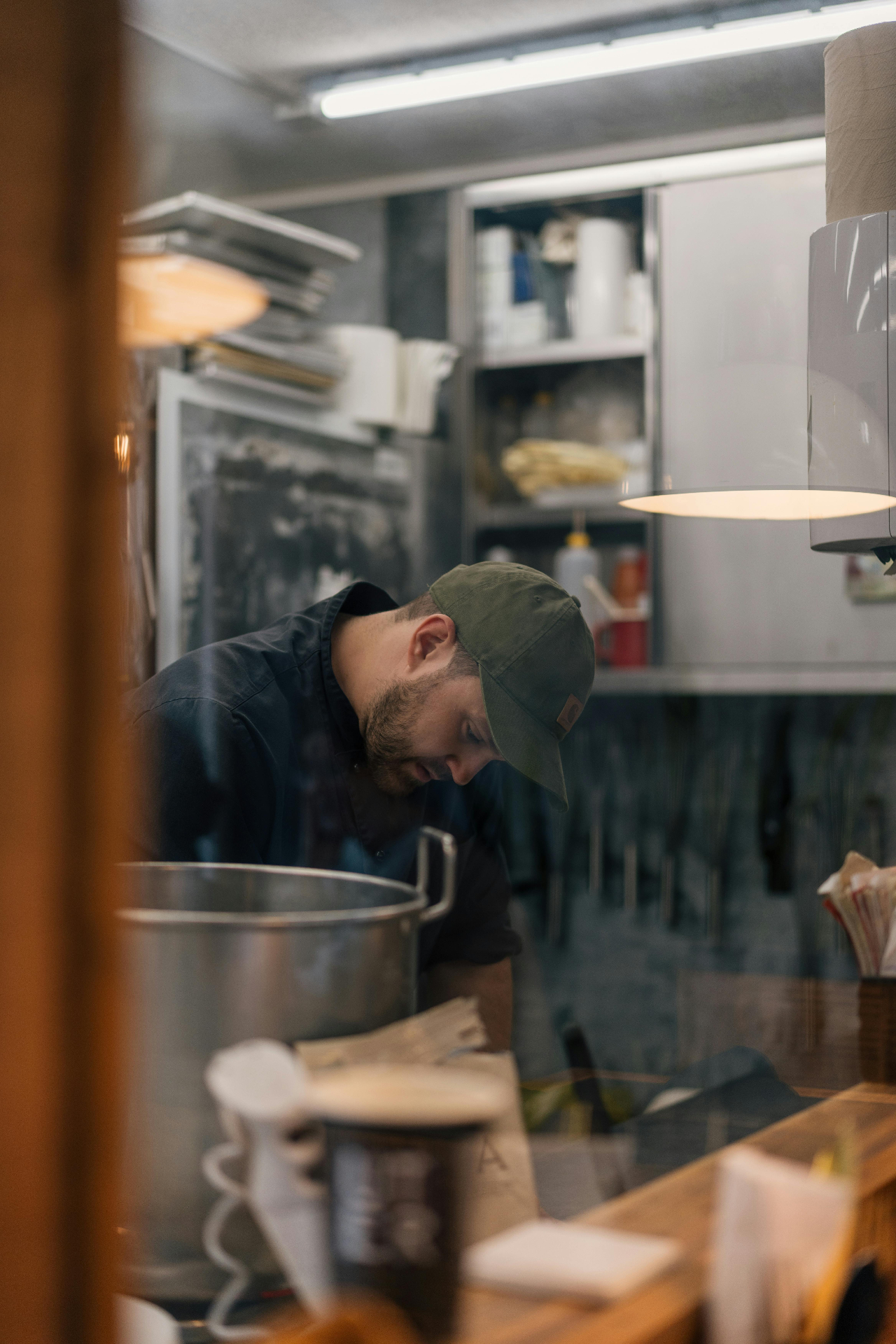 Restaurateur épuisé en cuisine, débordé par les commandes de livraison